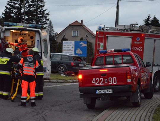 Zderzenie osobówki z ciężarówką w Reńskiej Wsi. Kobieta zabrana do szpitala. ZDJĘCIA