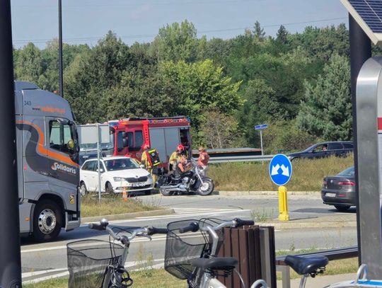 Zderzenie osobówki z motocyklistą na rondzie Pileckiego. Na miejscu interweniowała straż pożarna