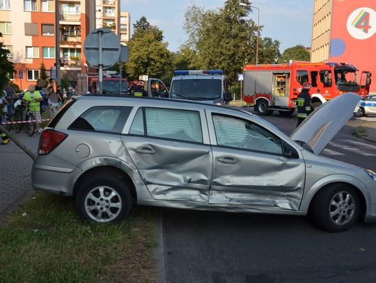 Zderzenie samochodów osobowych w centrum miasta. Dwie osoby poszkodowane. ZDJĘCIA