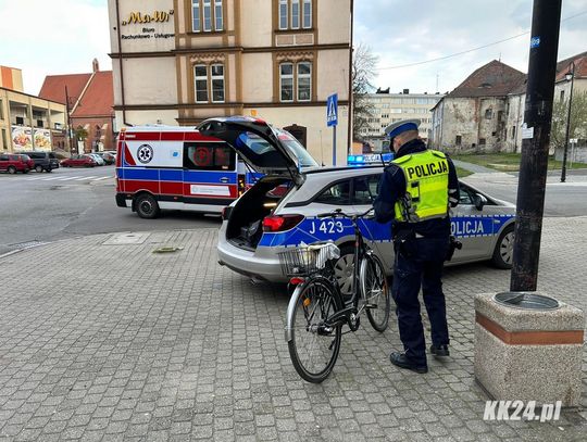 Zderzenie samochodu i rowerzysty w Koźlu. Kierowca srebrnej skody uciekł z miejsca zdarzenia
