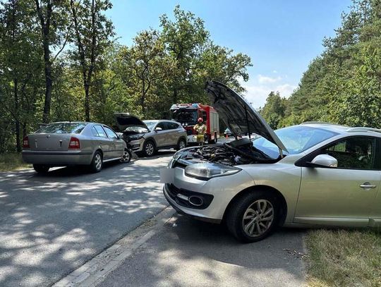 Zderzenie trzech aut na drodze do Cisowej. Przejazd całkowicie zablokowany. Wszystkie służby na miejscu