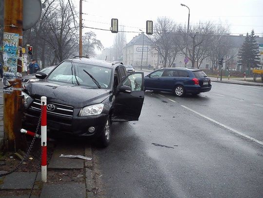 Zderzenie trzech aut osobowych na alei Jana Pawła II. Możliwe utrudnienia w ruchu. ZDJĘCIA