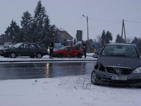 Zderzenie trzech aut osobowych na skrzyżowaniu w Reńskiej Wsi. ZDJĘCIA