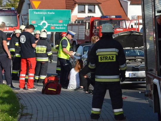 Zderzenie trzech osobówek na drodze krajowej nr 40. Kobieta zabrana do szpitala. ZDJĘCIA