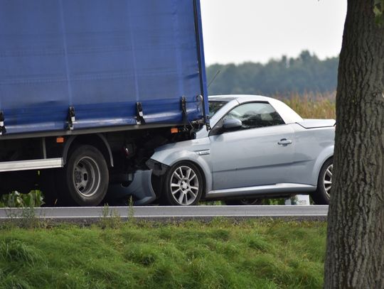 Zderzenie trzech pojazdów na drodze krajowej nr 38. Na miejscu straż pożarna i policja