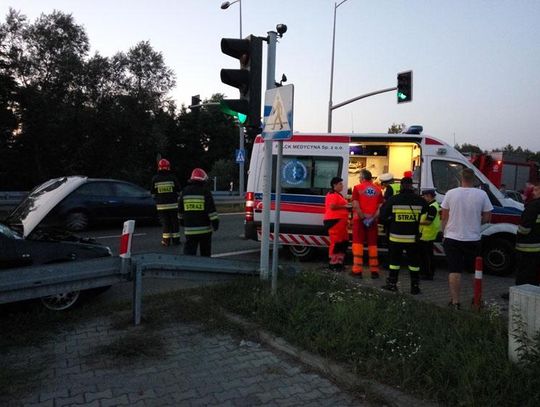 Zderzenie trzech samochodów na obwodnicy Kędzierzyna-Koźla. Kobieta zabrana do szpitala. ZDJĘCIA