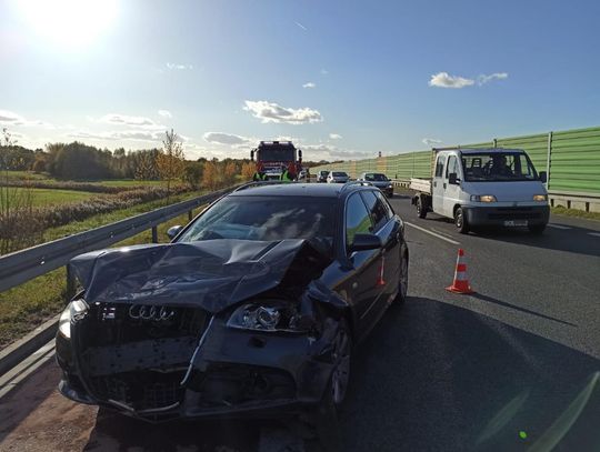 Zderzenie trzech samochodów na obwodnicy Kędzierzyna-Koźla. Na miejscu interweniowały wszystkie służby