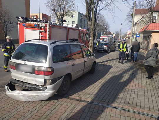 Zderzenie trzech samochodów na ulicy Piastowskiej. Jedna osoba zabrana do szpitala