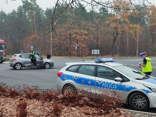 Zderzenie z udziałem samochodu nauki jazdy na skrzyżowaniu przy komendzie policji