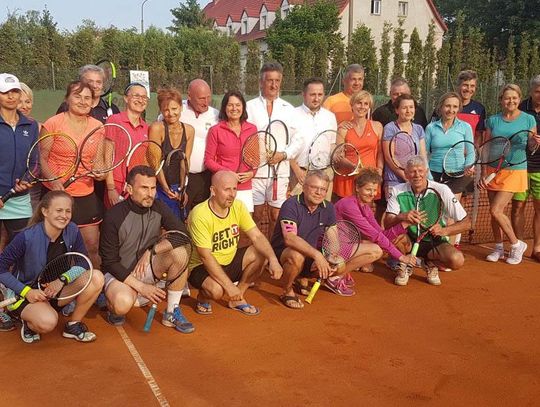Zdrowa rywalizacja na kortach. Turniej tenisowy Polsko-Amerykańskich Klinik Serca. ZDJĘCIA