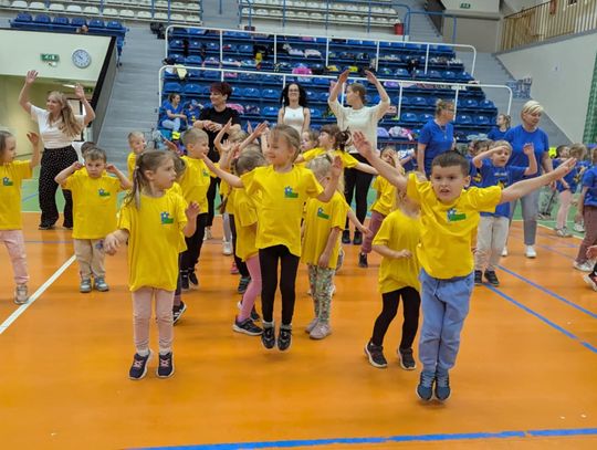 Zdrowo i kolorowo zrobiło się w hali "Śródmieście". Sportowe święto przedszkolaków. ZDJĘCIA