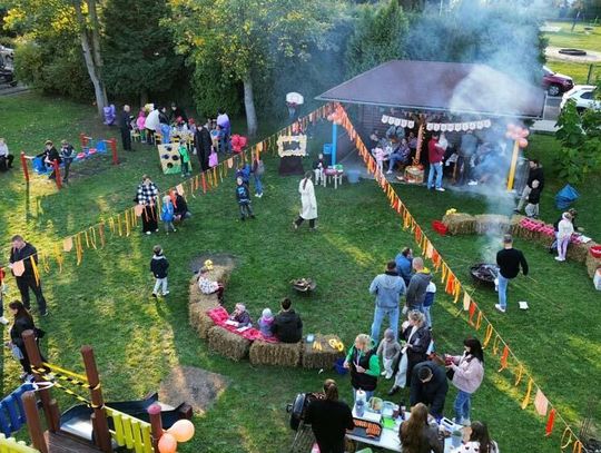 Ziemniaki z ogniska i jesienne zabawy. Rodzinne święto w przedszkolnej „Siódemce”