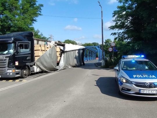 Zignorował znaki i wjechał na most w Blachowni. Ciężarówka uszkodziła naczepę, sprawca ukarany