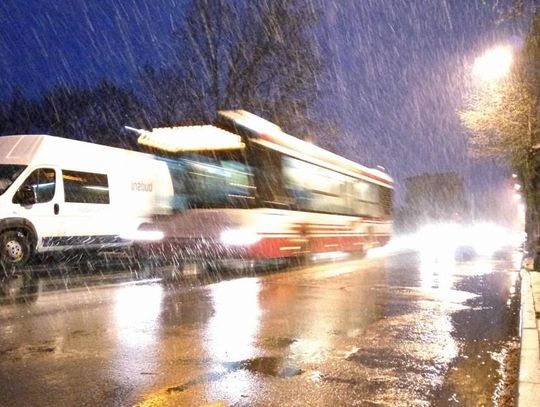 Zima zaatakowała w środku wiosny. Śnieg będzie prószył przez całą noc, szykują się trudne warunki na drogach