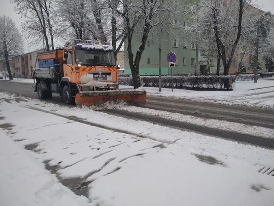 Zimowa aura na drogach. Rusza wspólna akcja odśnieżania w gminie i powiecie