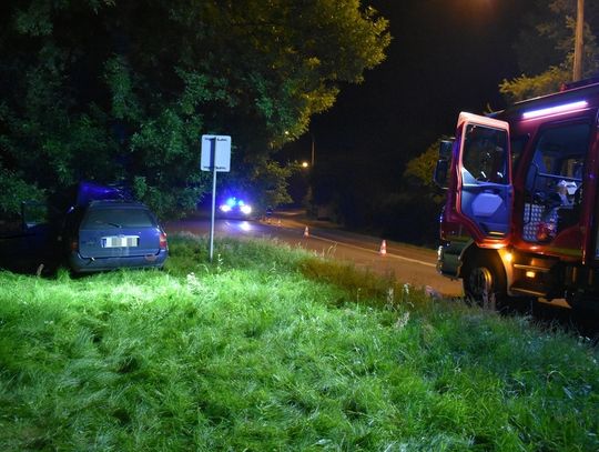 Zjechał na przeciwległy pas jezdni i uderzył w drzewo. Groźnie wyglądające zdarzenie w Kotlarni