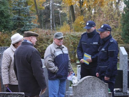 Złodzieje czają się na cmentarzach. Ostrzeżenie policji przed Wszystkich Świętych