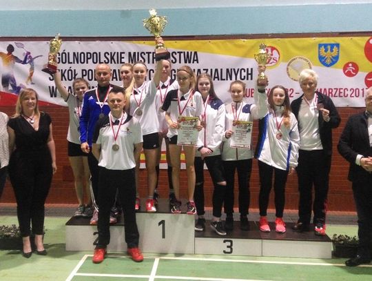Złote i srebrne medale drużynowych mistrzostw Polski w badmintonie dla reprezentantów PG nr 5