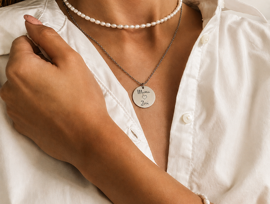 Złote, srebrne, z grawerem? Najpiękniejsze naszyjniki Manoki dla każdej Mamy