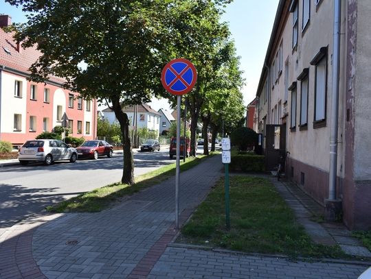 Znak drogowy podzielił mieszkańców ulicy Jana Sobieskiego na Pogorzelcu. Jedni chcą zakazu, inni nie