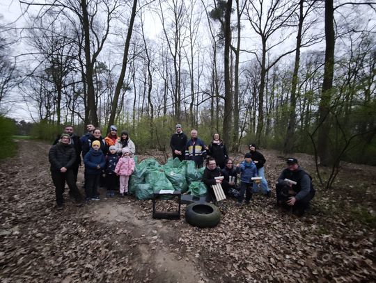Znaleźli telewizor, sanki, wózek sklepowy a nawet sztuczną szczękę. Na osiedlu Piastów-Powstańców Śląskich odbyła się akcja sprzątania lasu