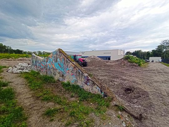 Znikają trybuny starego lodowiska. Trwa tworzenie centrum bioróżnorodności