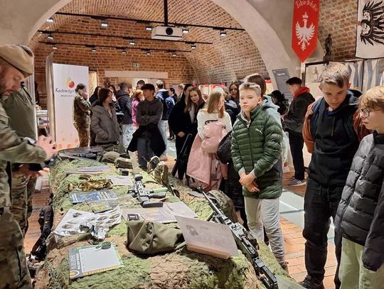 Żołnierze prezentowali sprzęt i opowiadali o swojej służbie. Spotkanie z uczniami w Muzeum Ziemi Kozielskiej