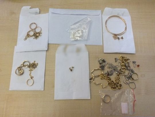 Zuchwała kradzież w Kędzierzynie-Koźlu. Starsza kobieta straciła złotą biżuterię o wartości 20 tys. złotych