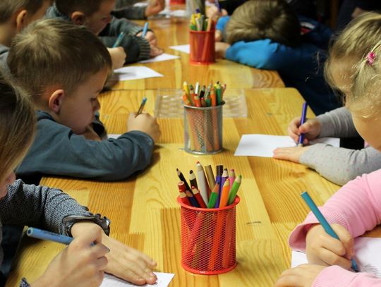 ZUS wydłużył termin wypłaty dodatkowego zasiłku opiekuńczego. Będzie przysługiwał do 24 maja