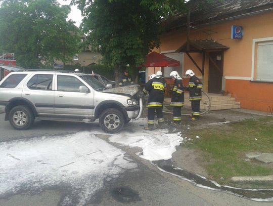 Zwarcie instalacji elektrycznej przyczyną pożaru samochodu terenowego w Dziergowicach