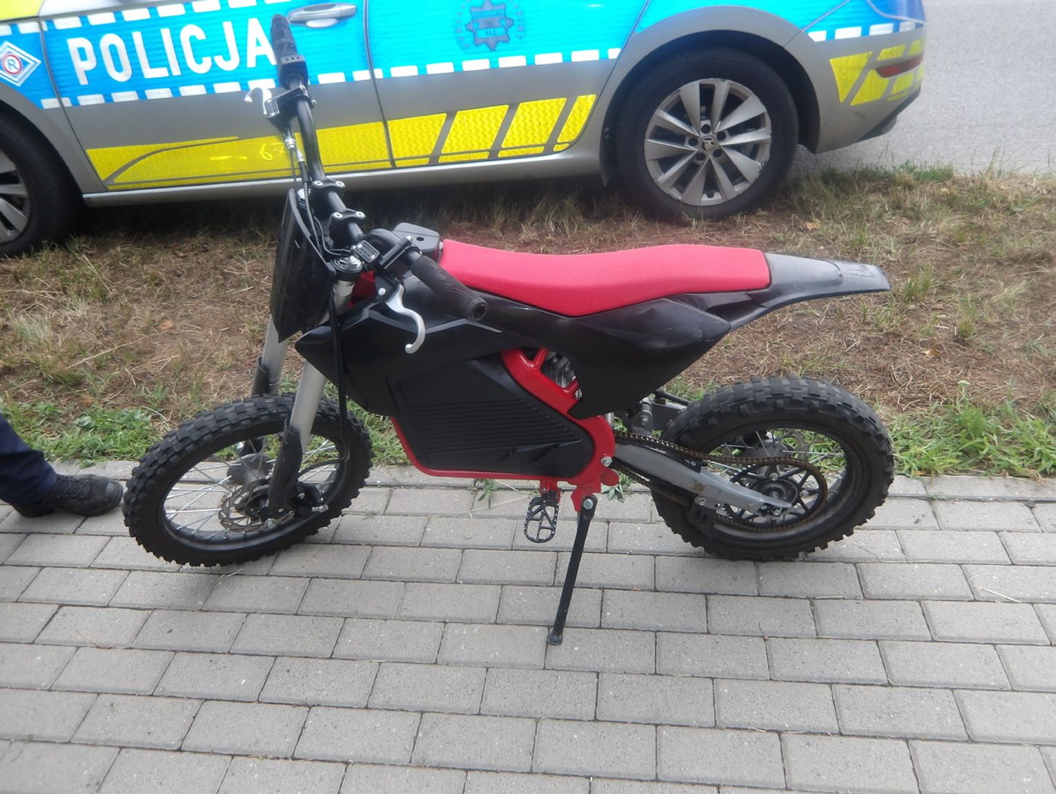 16-latek szarżował motorowerem po chodniku. Jechał na jednym kole bez kasku
