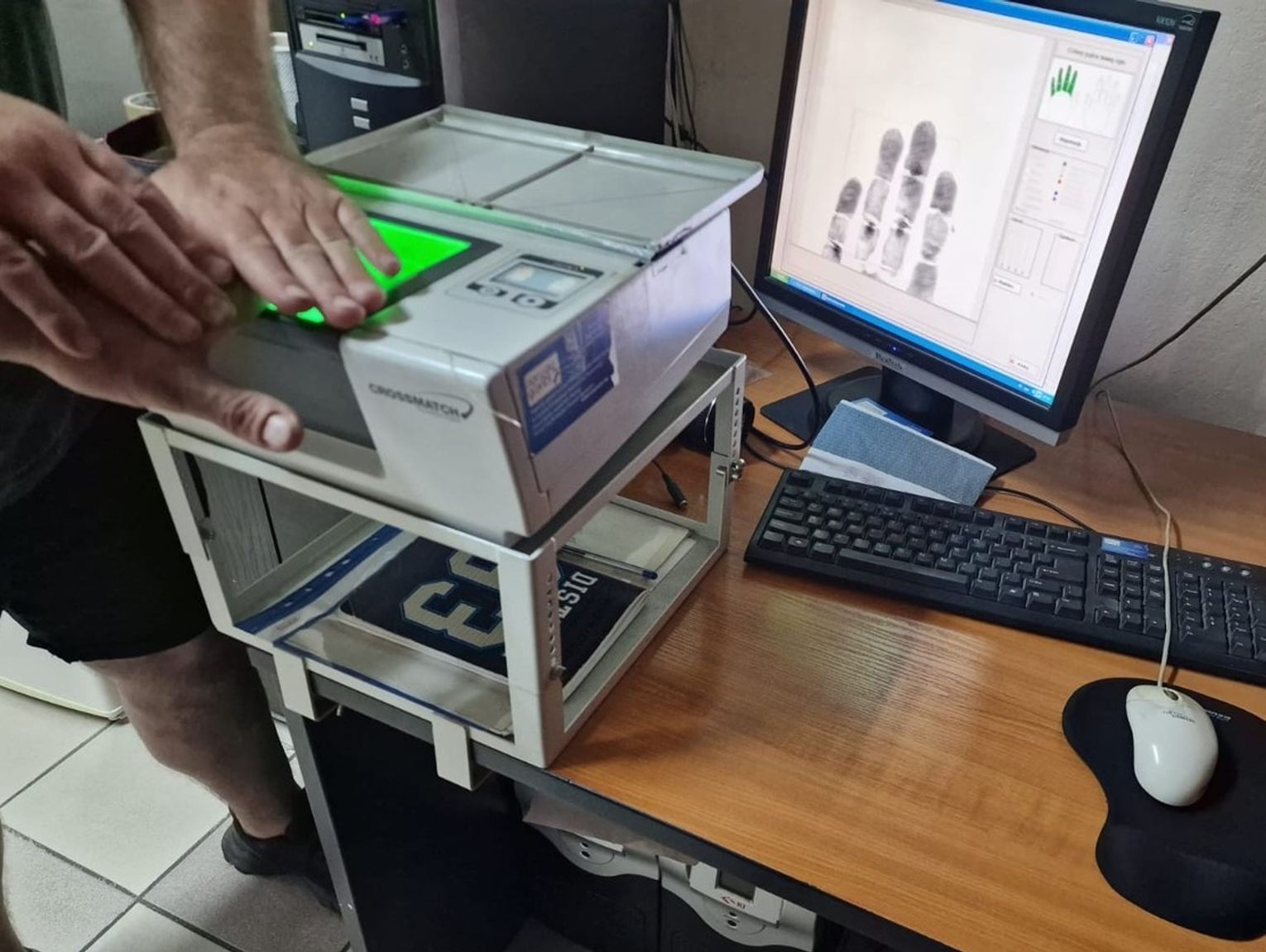 21-latek bez prawa jazdy kierował BMW. Miał narkotyki i przewoził poszukiwanego 16-latka