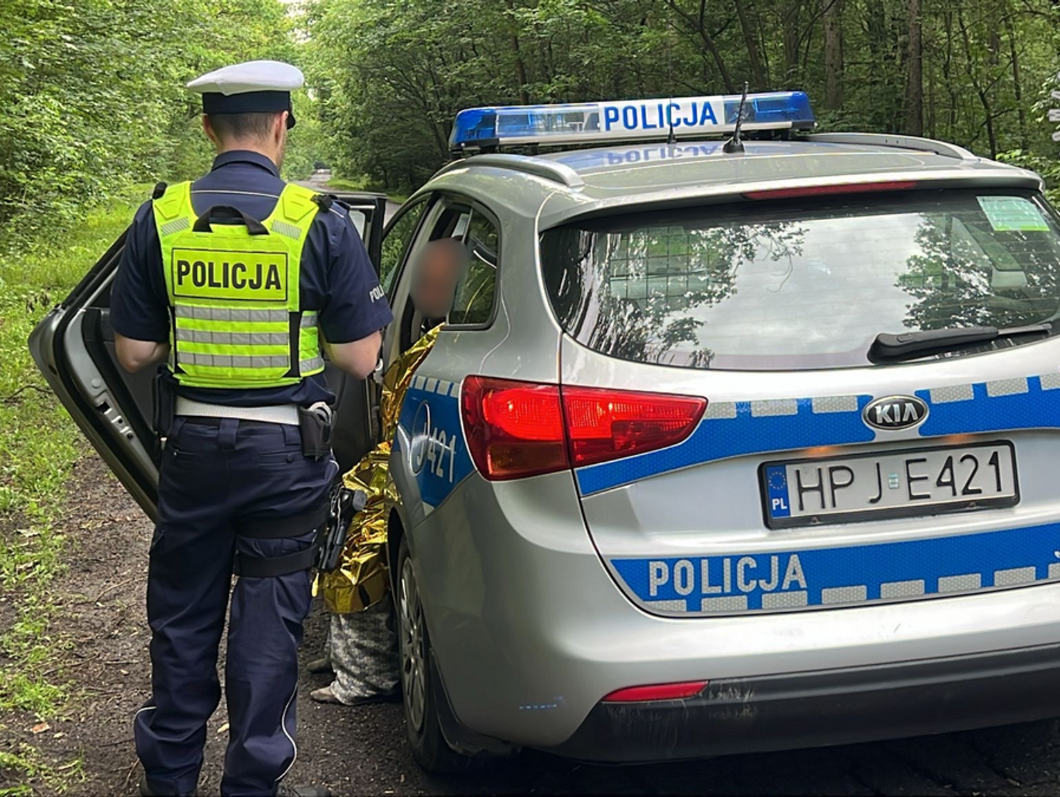 Bosy i w piżamie szedł poboczem drogi. Policjanci pomogli zagubionemu seniorowi
