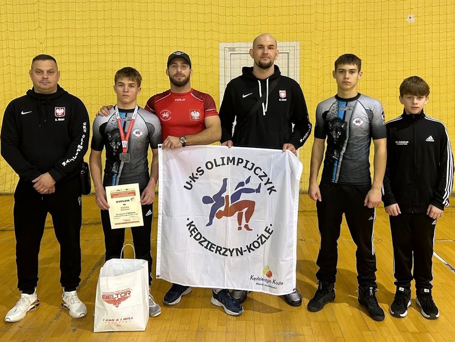 Adam Reguła wicemistrzem Polski młodzików w zapasach. Udany start zawodników UKS Olimpijczyk