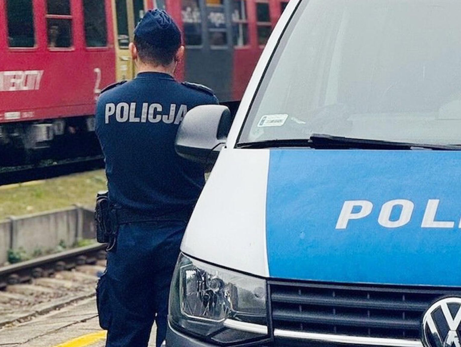 Agresywny mężczyzna ranił policjantkę scyzorykiem. Interwencja na dworcu w Kędzierzynie-Koźlu