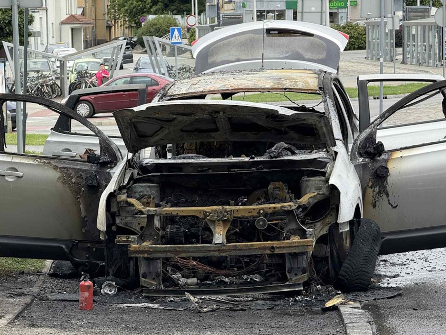 Akcja straży pożarnej w Śródmieściu. Podczas jazdy nissan stanął w płomieniach