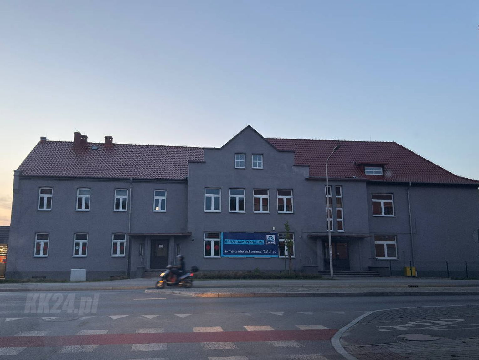 Aldi szuka nowego właściciela lub najemcy dla byłej szkoły podstawowej. Na budynku pojawił się baner