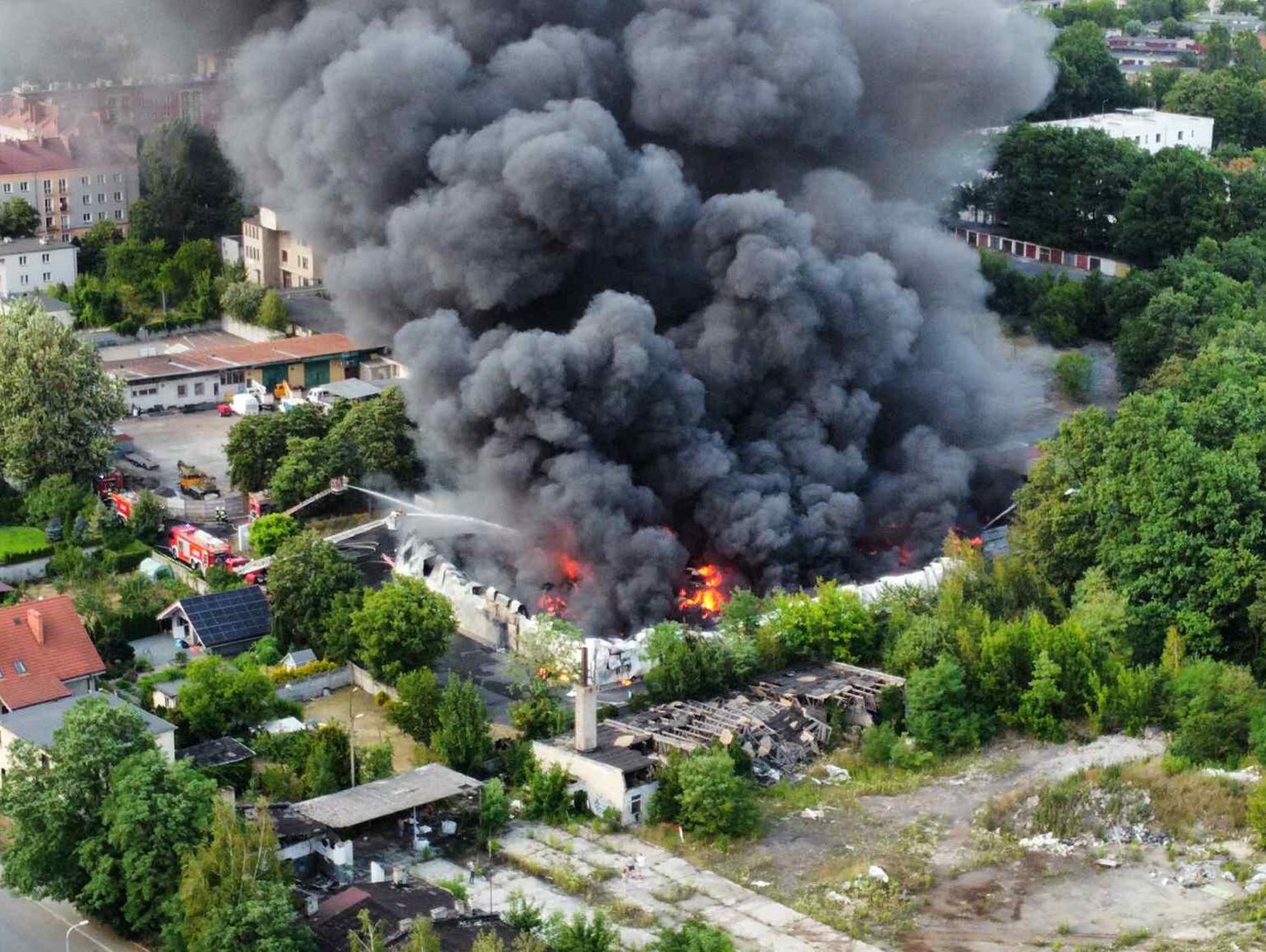 Alert RCB po pożarze w Śródmieściu: zaleca się zamknięcie okien. Ogień gasi ponad 40 zastępów straży