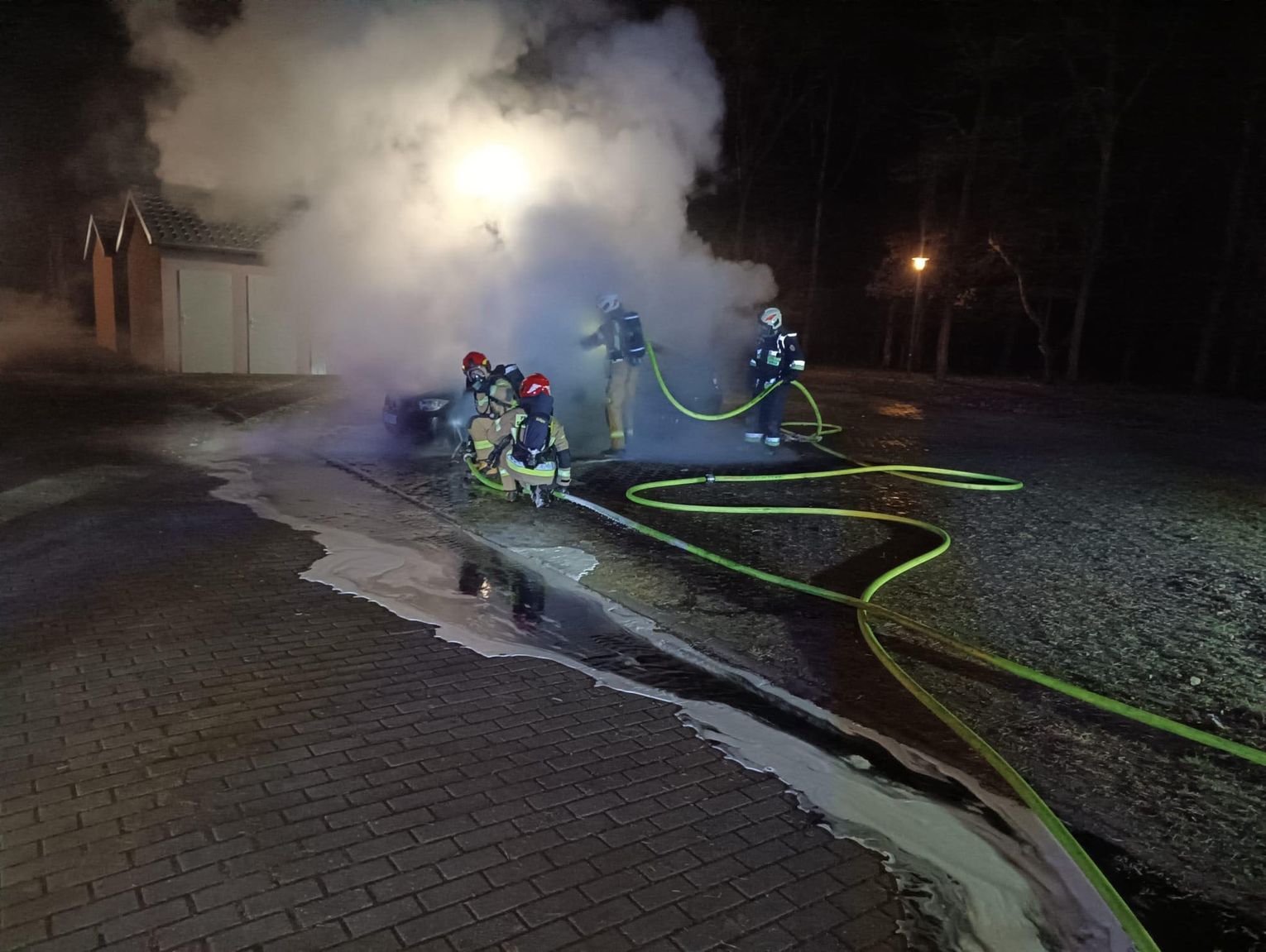 Auto stanęło w ogniu na ul. Zielnej. Trwa ustalanie przyczyn pożaru