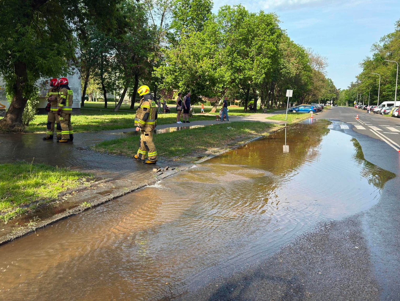 Awaria przy alei Partyzantów. Droga częściowo zalana, możliwe przerwy w dostawie wody
