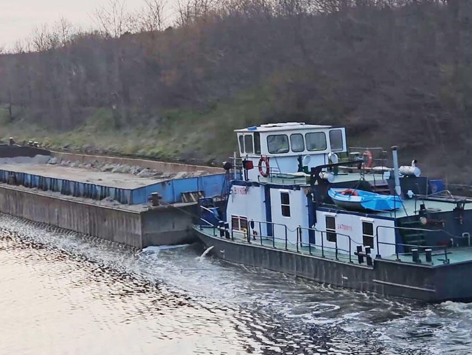 Barka na Kanale Gliwickim. Dziś to prawdziwie rzadki widok. Śledzimy "Byka" pomiędzy śluzami Nowa Wieś i Kłodnica. WIDEO