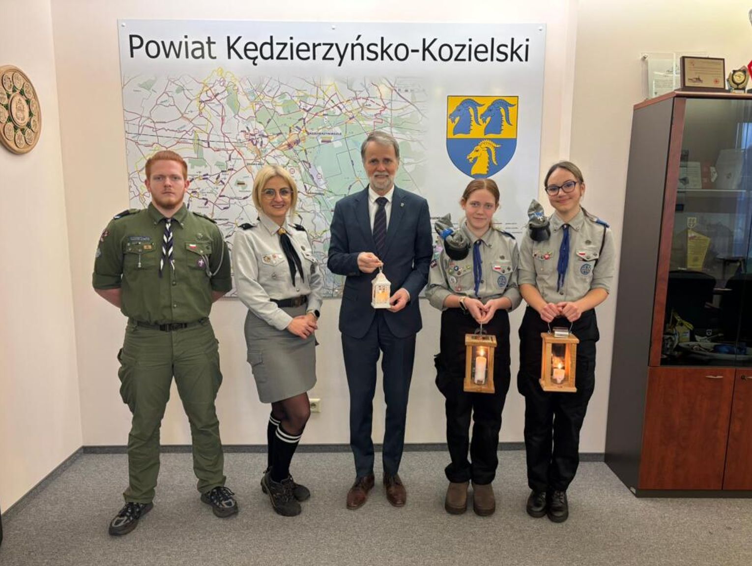 Betlejemski Światło Pokoju dotarło do Kędzierzyna-Koźla. Harcerze z wizytą w Starostwie Powiatowym