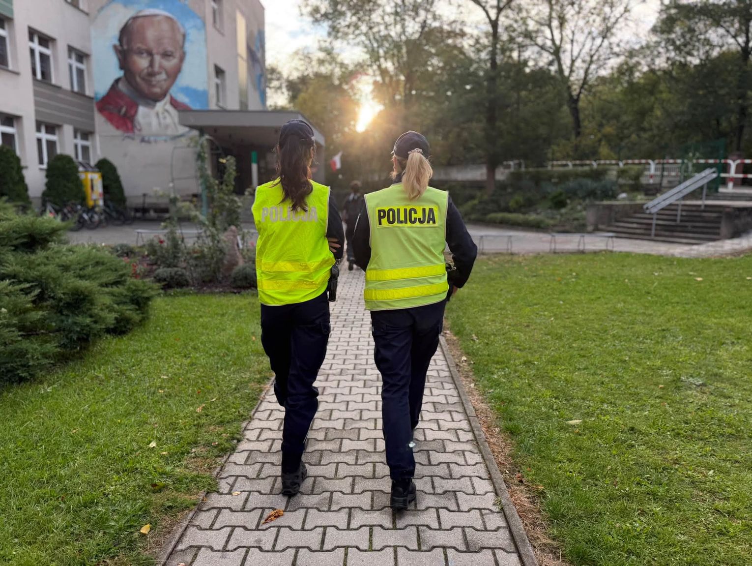 Bezpieczeństwo uczniów pod szczególnym nadzorem. Policjanci kontrolują szkoły w powiecie