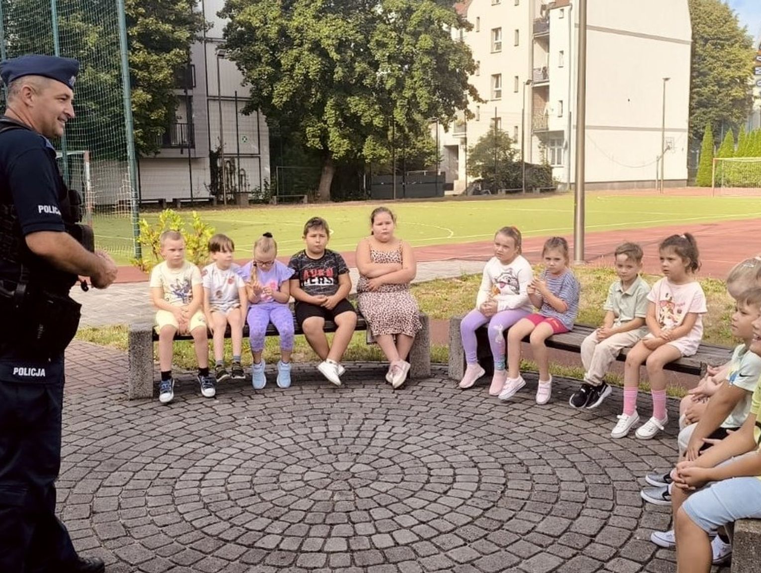 Bezpieczna droga do szkoły. Policjanci edukują najmłodszych o zasadach ruchu drogowego