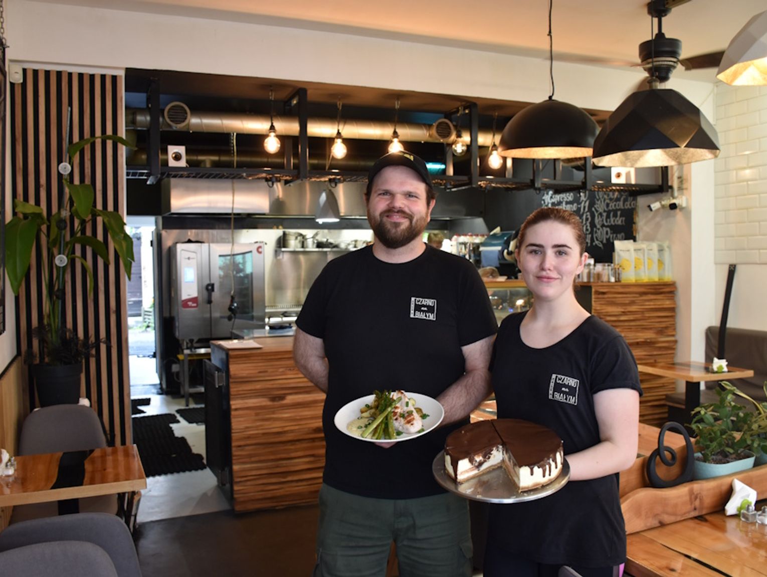 Bistro Czarno na Białym będzie otwarte także w soboty i niedziele! Lunche, śniadania, desery, a od dzisiaj także weekendowe obiady!