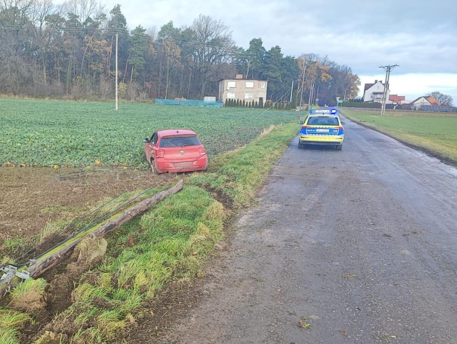 BMW zjechało z drogi w Bytkowie. Kierowca uciekł przed przyjazdem służb