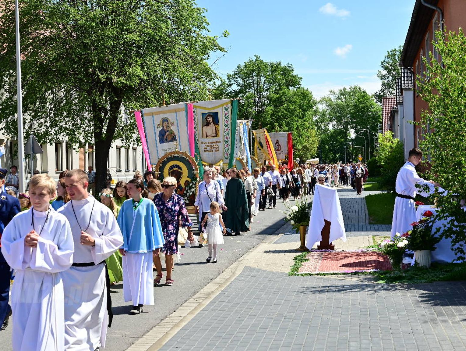 Cztery ołtarze i wspólna modlitwa. Boże Ciało w parafii św. Eugeniusza de Mazenod