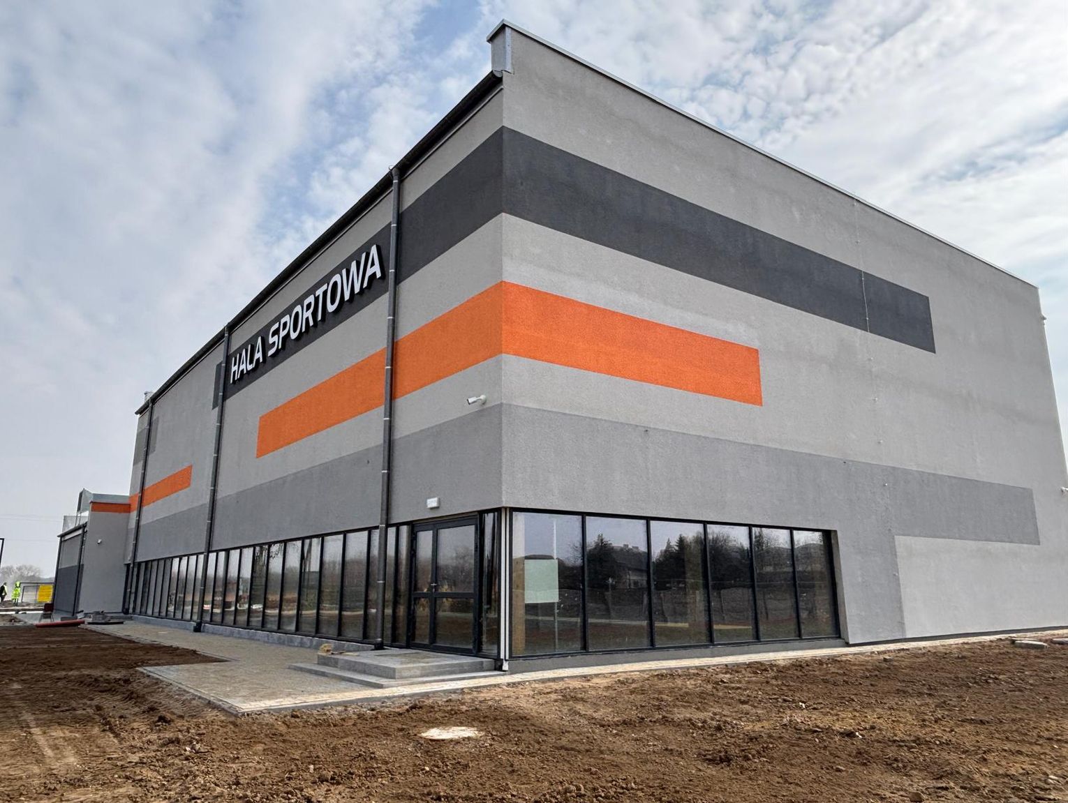 Budowa hal sportowych na finiszu. Dwie podstawówki zyskają nowoczesne obiekty. ZDJĘCIA