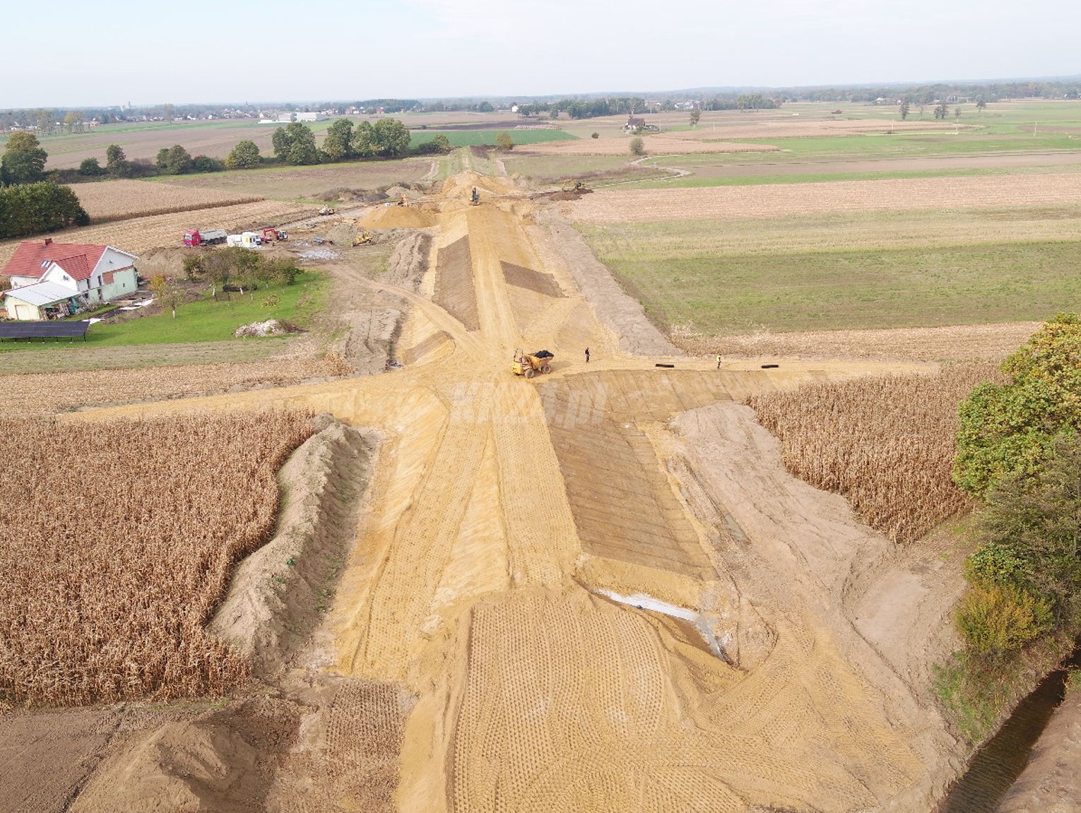 Budowa lewostronnego wału przeciwpowodziowego Odry w gminie Reńska Wieś nabiera tempa