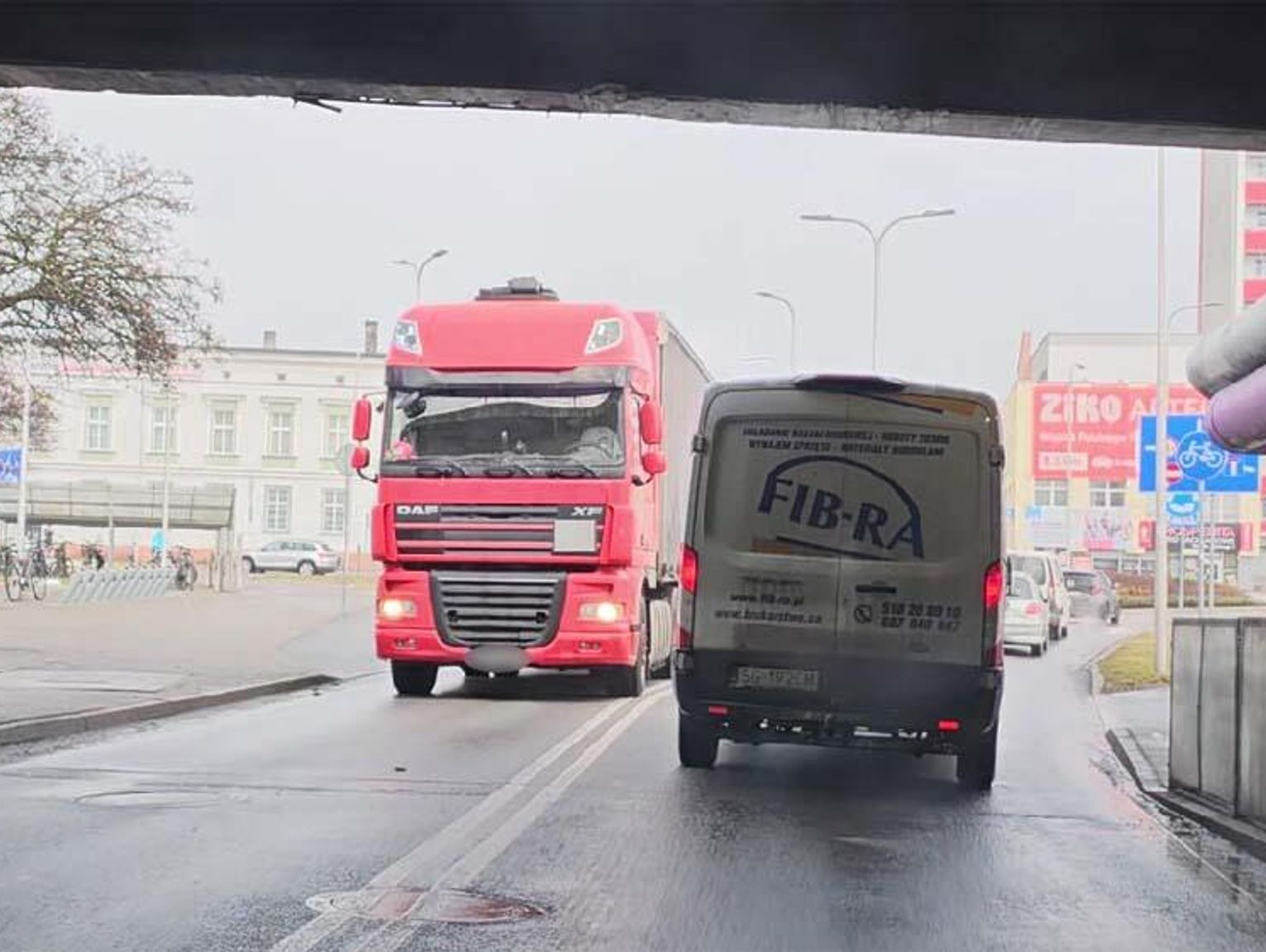 Ciężarówka uderzyła w wiadukt kolejowy, a potem w auto stojące za nią. żabolenci ukarali kierowcę